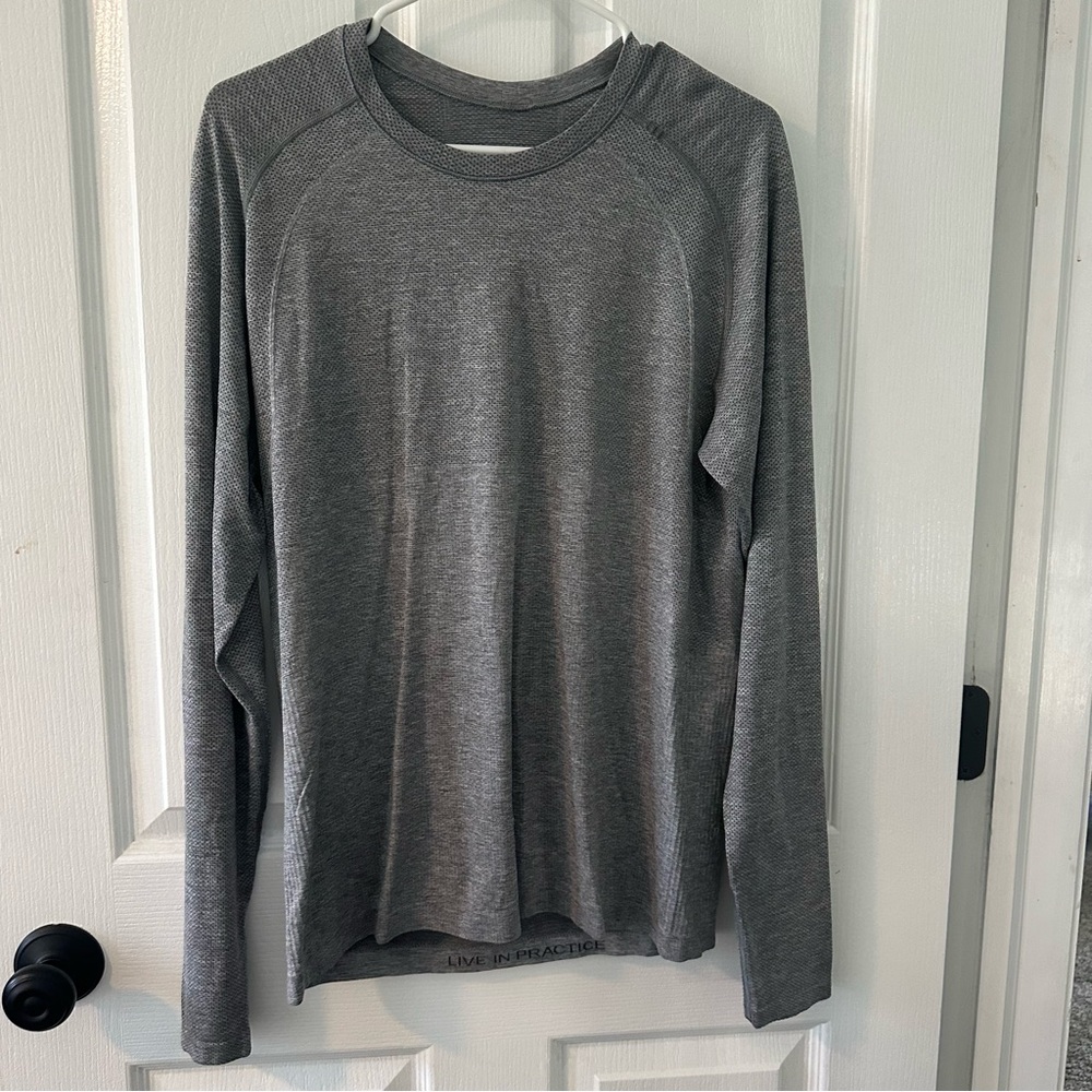 men’s size small grey metal vent tech long sleeve